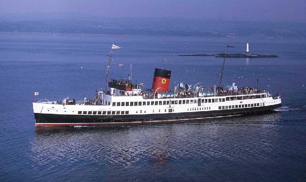 QM approaching Dunoon calmac K Whyte.jpg